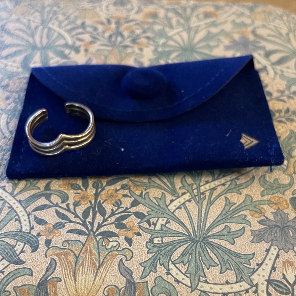 Silpada sterling silver toe ring with pouch